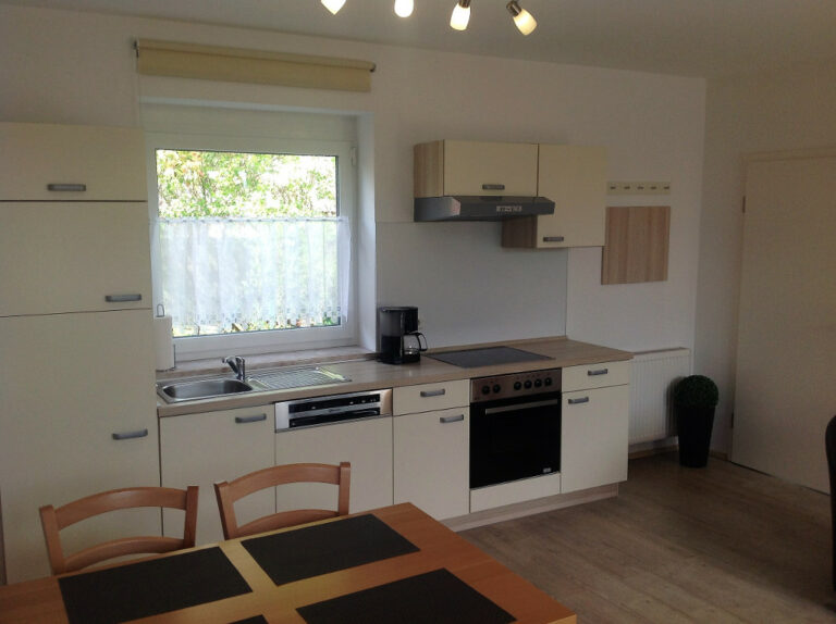Hier sehen sie den Küchen- und Essbereich in der barrierefreien Ferienwohnung 3 im EG
